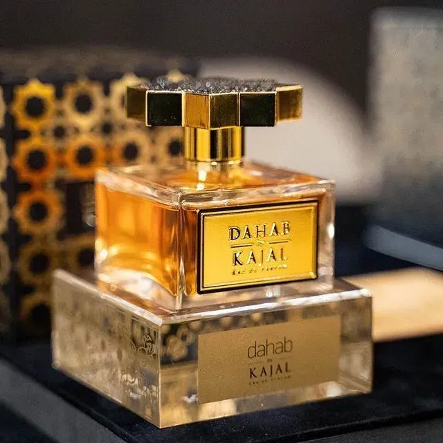 Flacone di profumo dorato con etichetta 