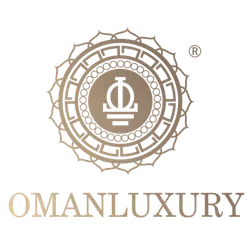 Logo OMANLUXURY con emblema circolare dorato e simbolo stilizzato su sfondo bianco.