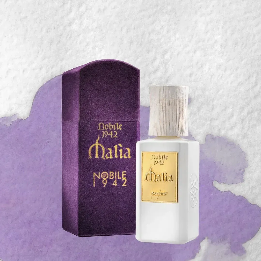 Flacone e scatola del profumo Nobile Miaia del 1942 su sfondo bianco con schizzi di lavanda.