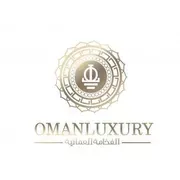 Logo OMANLUXURY con emblema dorato e testo in arabo su sfondo bianco.