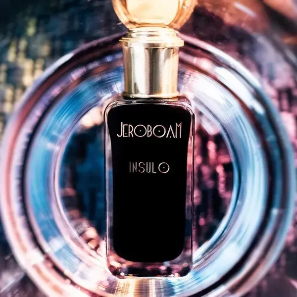 Flacone di profumo Jeroboam Insulo al centro di un tunnel circolare luminoso, con riflessi rosa e blu.