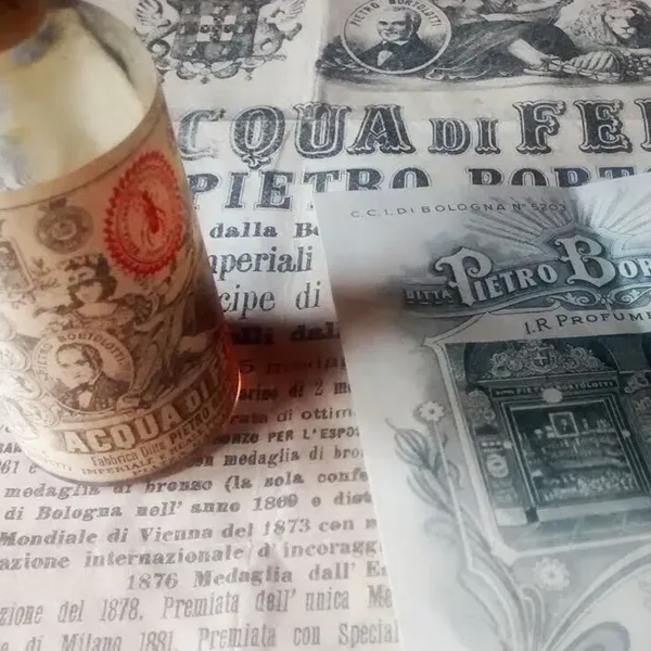 Due bottiglie di birra Pietro Bozzato su uno sfondo di giornale.