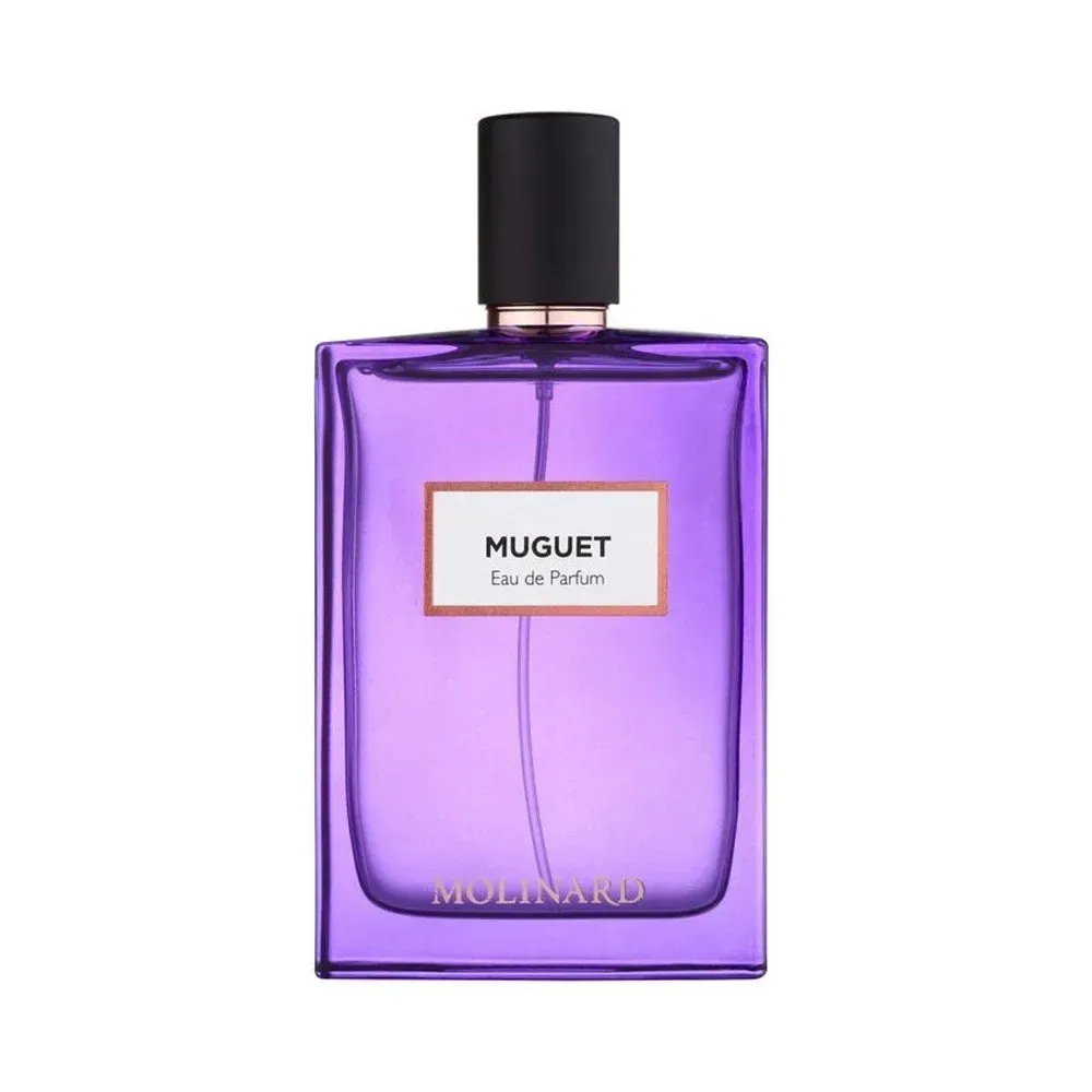 Flacone di profumo Molinard Muguet viola con tappo nero su sfondo bianco.