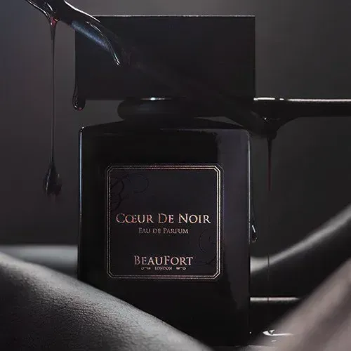 Elegante flacone di profumo scuro con etichetta 