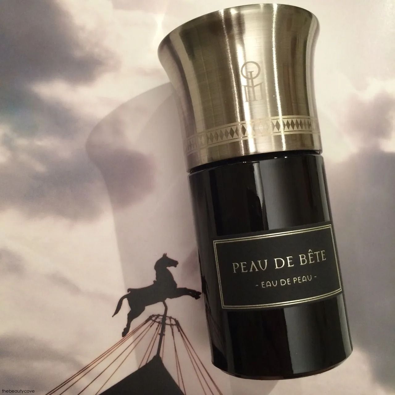 Flacone di profumo nero con l'etichetta 