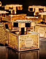 Flaconi di profumo dorati con tappi neri su una superficie scura e riflettente, con etichetta Lamar, Khaltat.