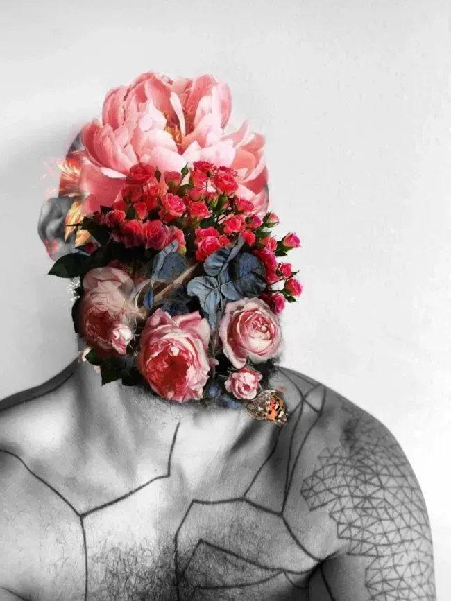 Ritratto in bianco e nero con composizione floreale al posto della testa, impreziosita da fiori rosa e rossi.