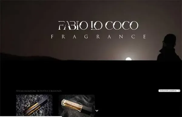 Banner FABIO LOCOCO FRAGRANCE su una spiaggia buia al tramonto