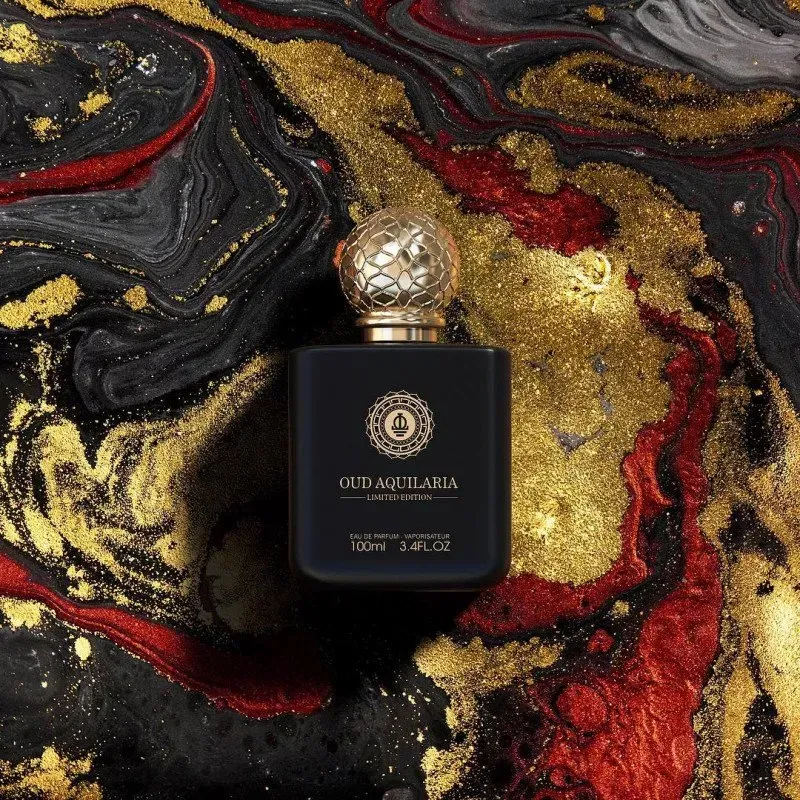 Flacone di profumo di lusso su sfondo marmorizzato nero, oro e rosso con tappo dorato.