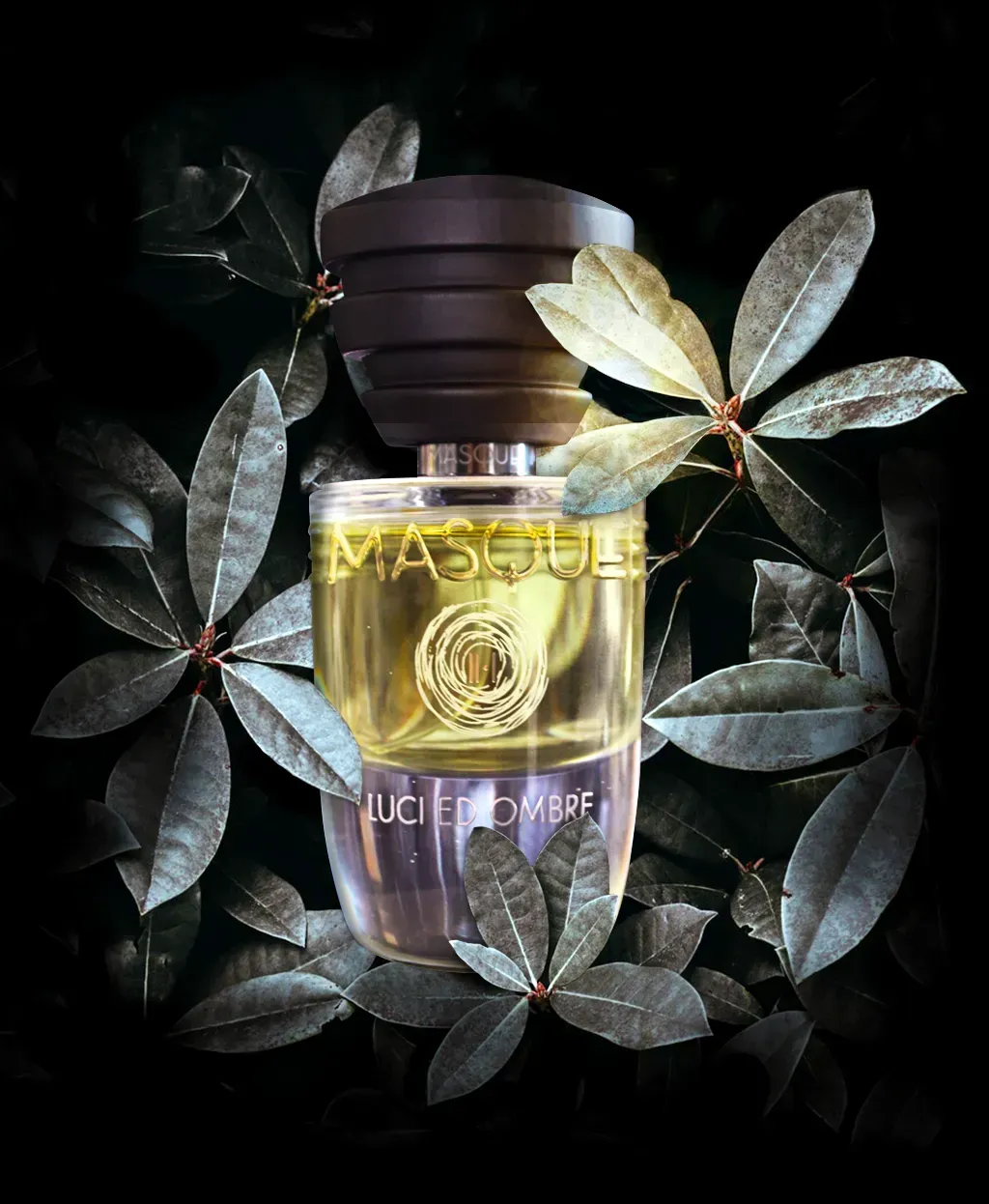 Elegante flacone di profumo con dettagli dorati e viola, circondato da motivi a foglia metallici su sfondo scuro.