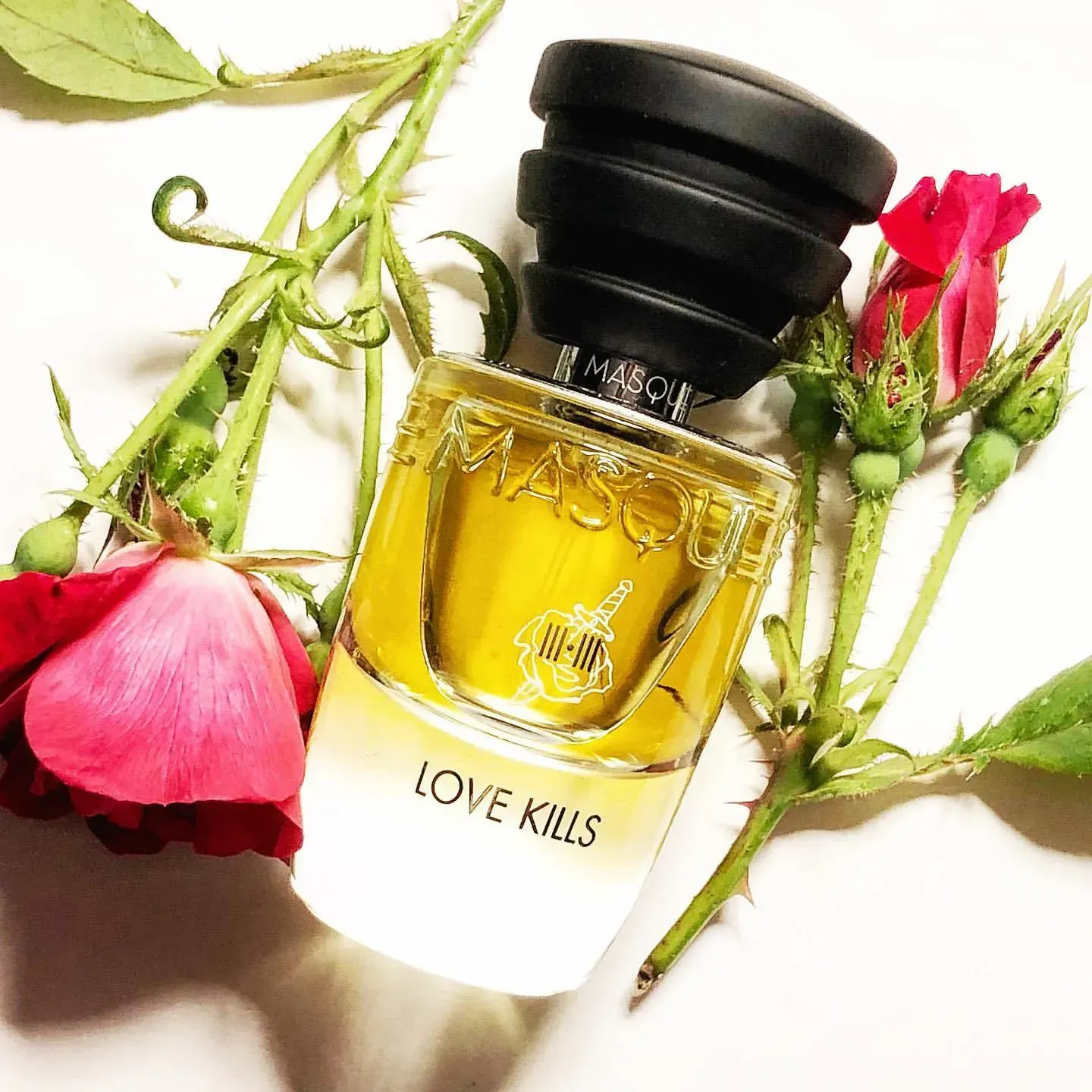 Flacone di profumo con l'etichetta 