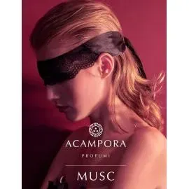 Pubblicità di un profumo con una modella bionda bendata su sfondo rosa, con la scritta 