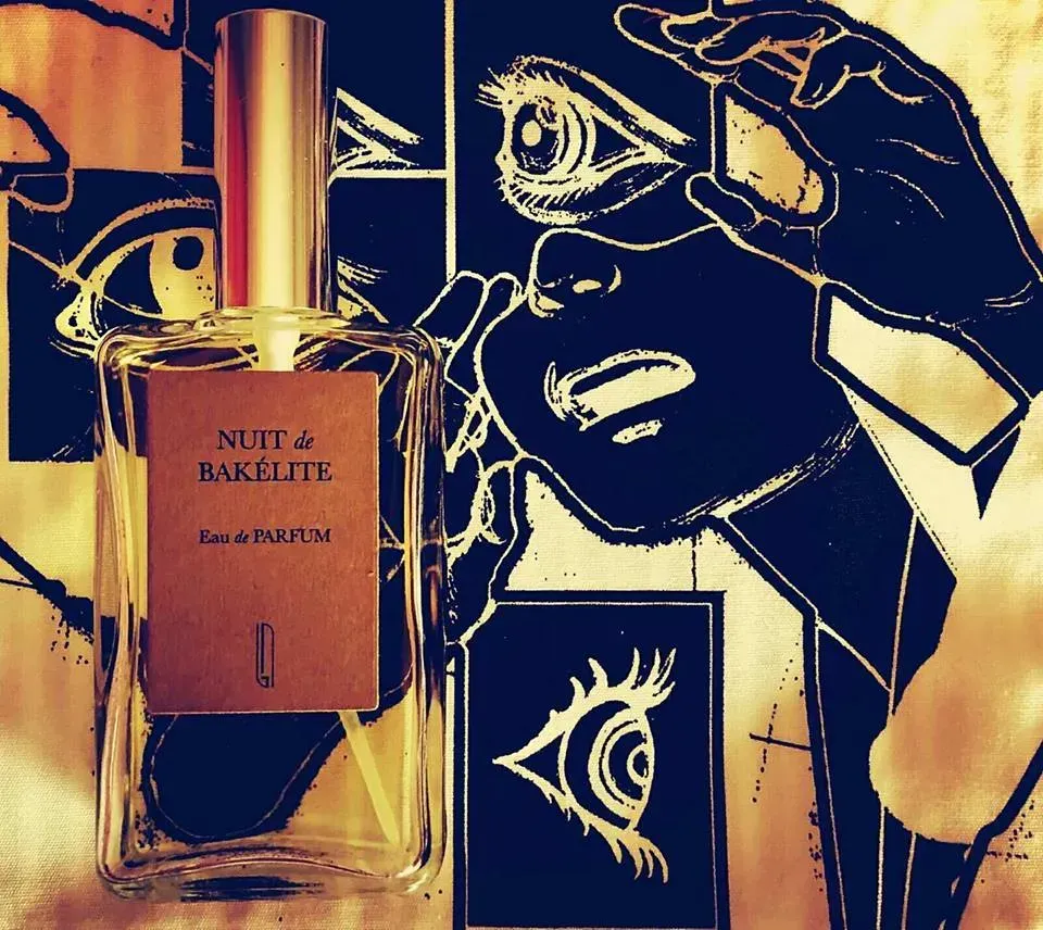Flacone di profumo con etichetta color rame accanto a un'illustrazione stilizzata in nero e oro di un volto e un occhio.