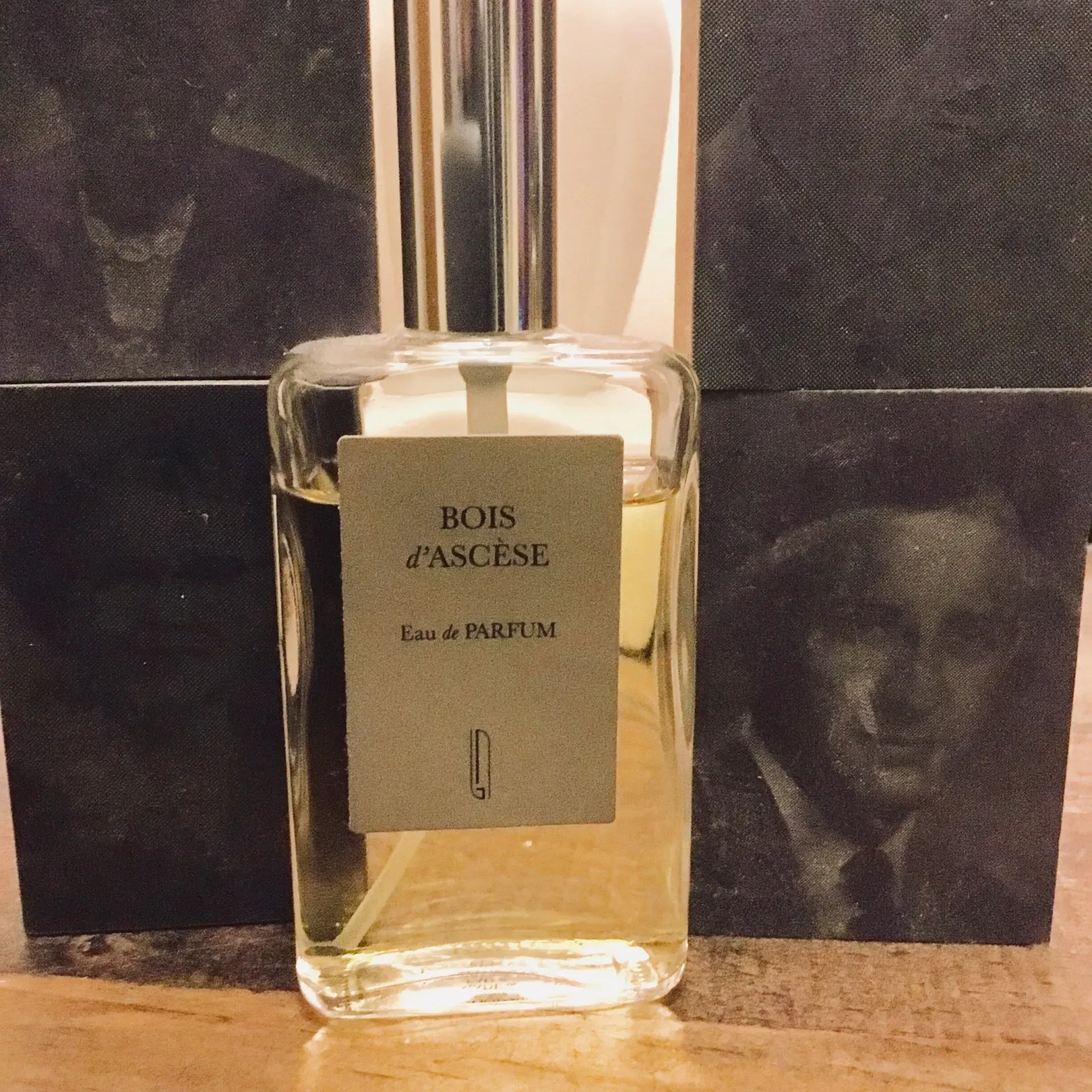 Flacone di profumo con l'etichetta 