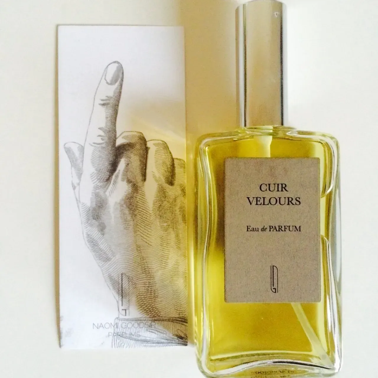 Flacone di profumo con l'etichetta 