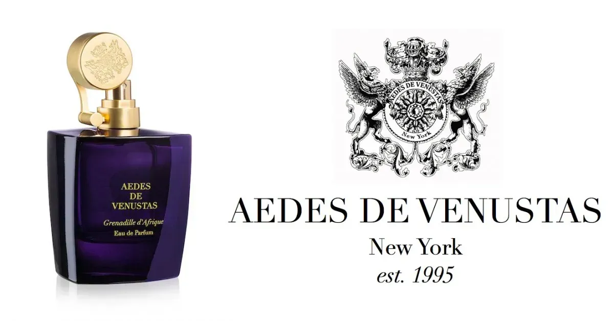 Flacone di profumo Aedes de Venustas New York con tappo dorato e logo con stemma nero su sfondo bianco.