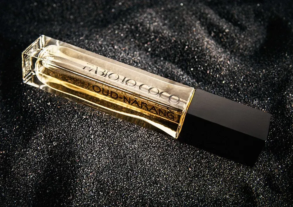 Tubetto di mascara oro e nero su una superficie nera scintillante, con le etichette Dior e Diorshow.