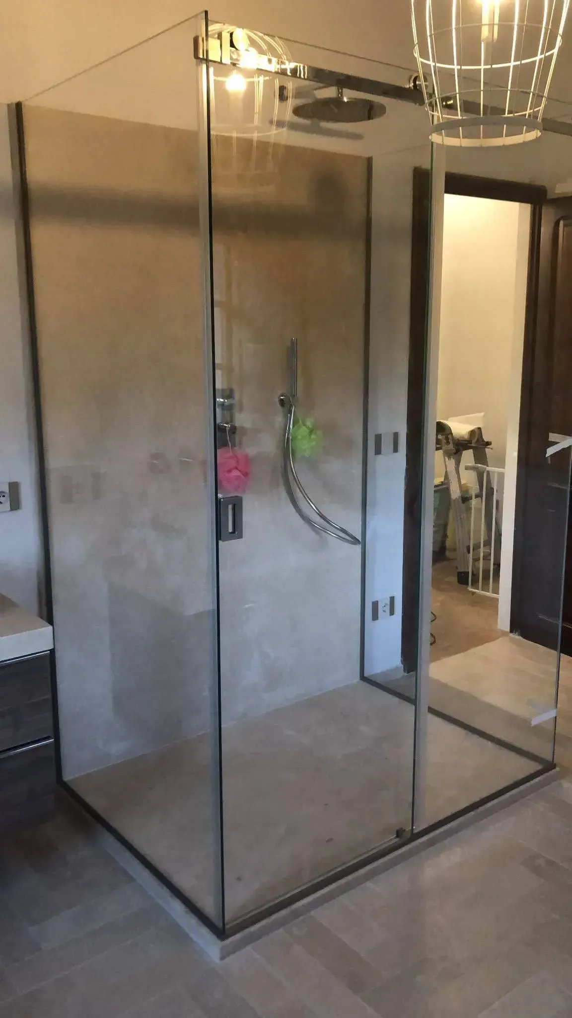 Box doccia in vetro con finiture cromate in un bagno moderno.