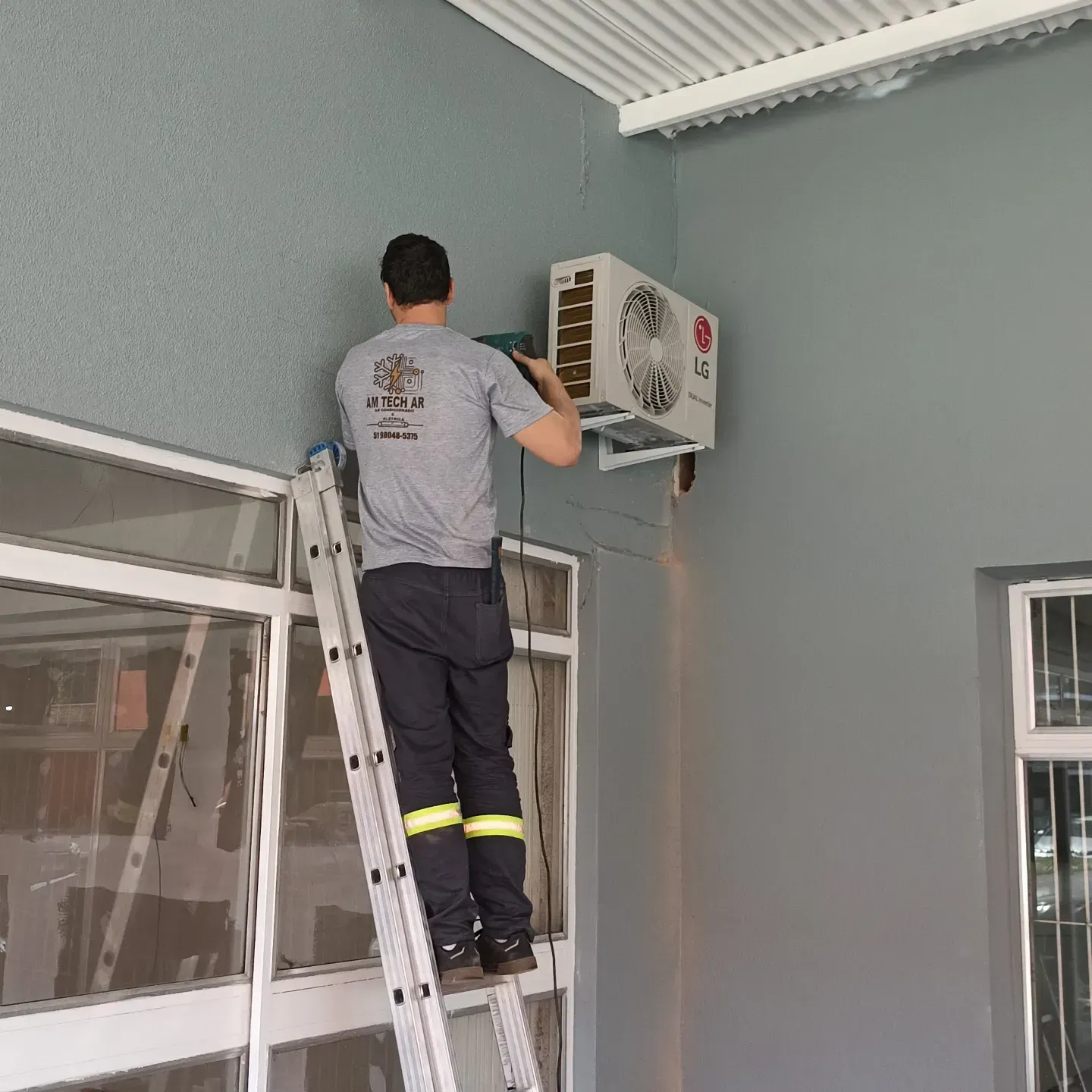 Técnico instalando ar-condicionado split residencial