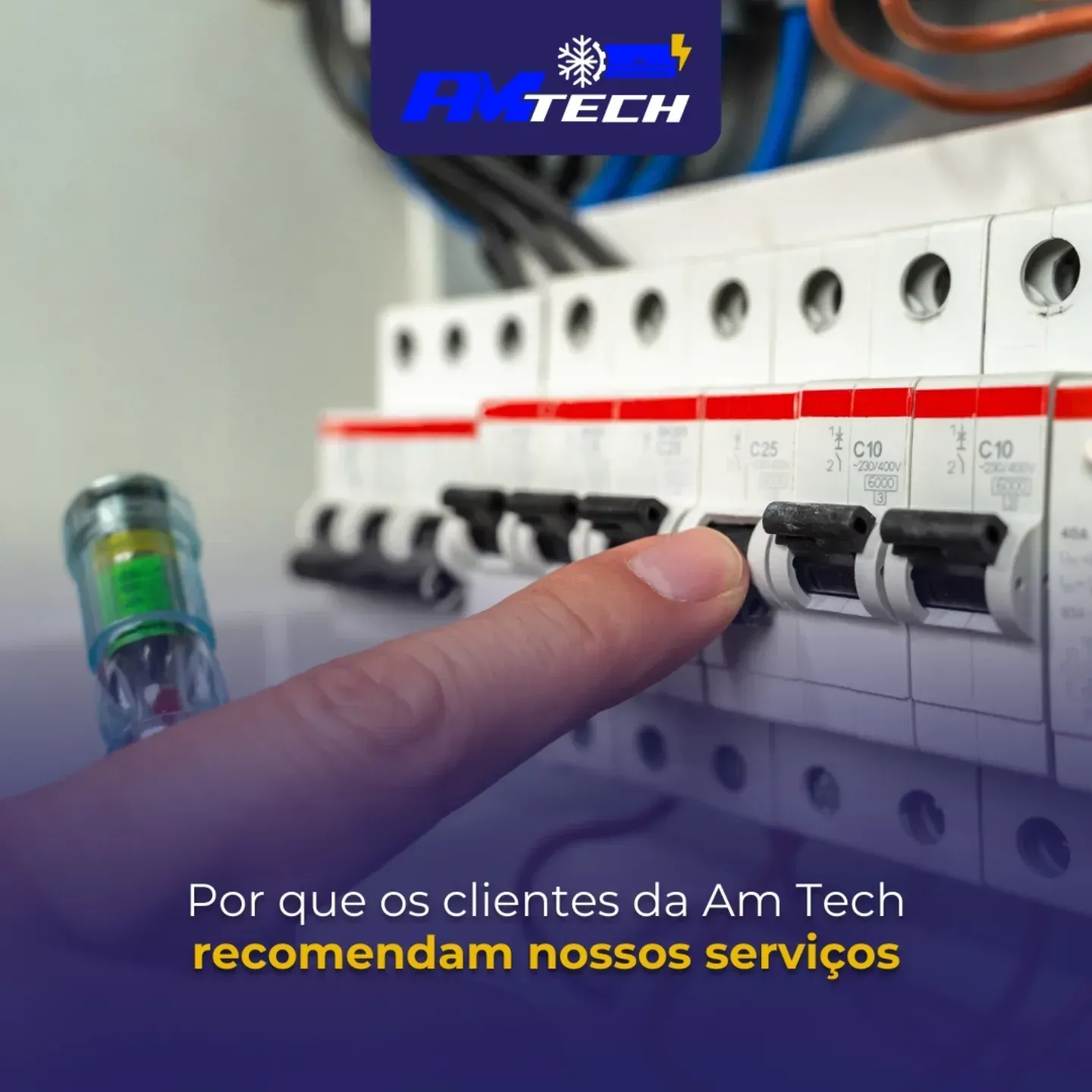 Eletricista avaliando quadro elétrico residencial