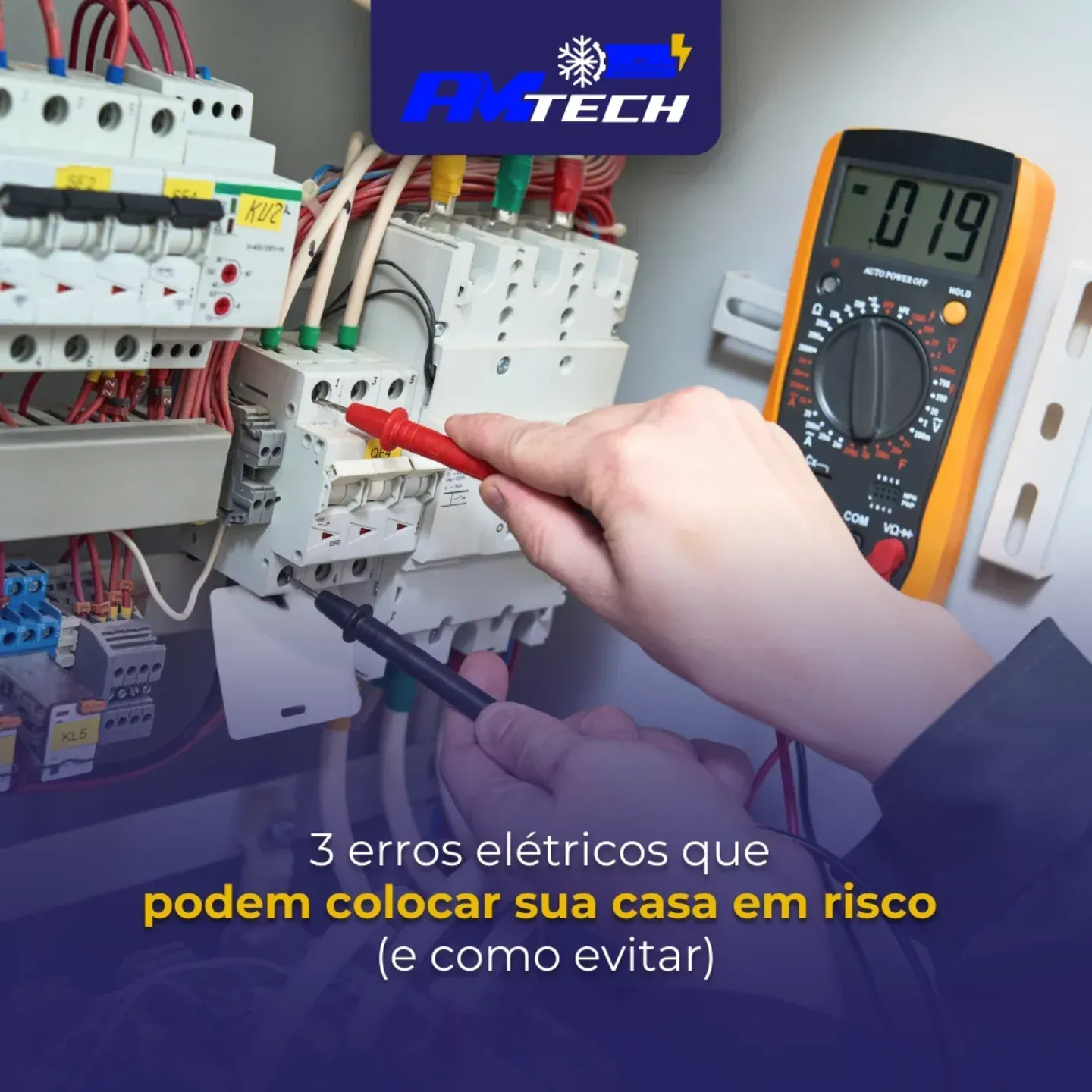 Eletricista realizando serviço elétrico residencial