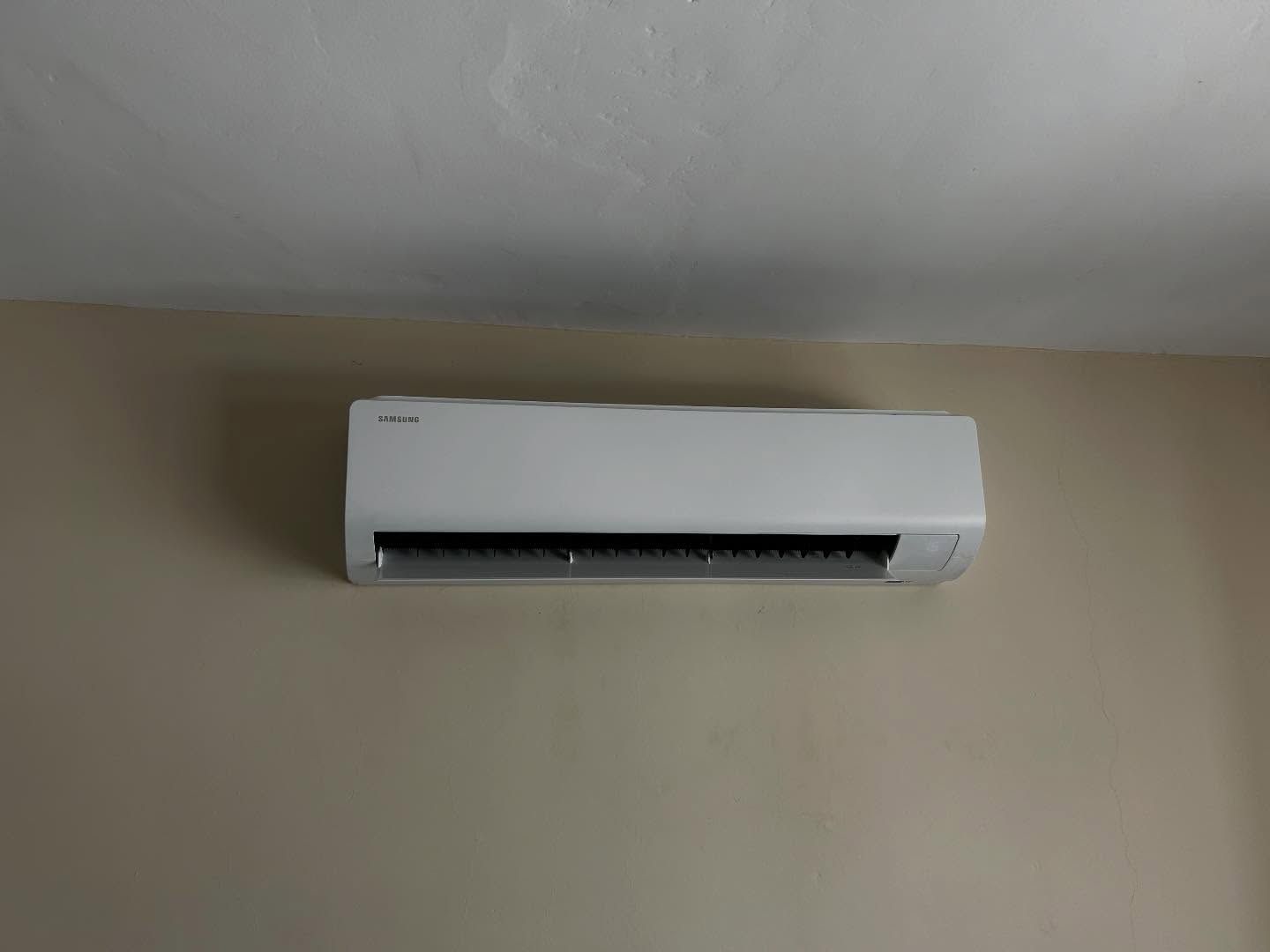 Técnico instalando unidade externa de ar-condicionado