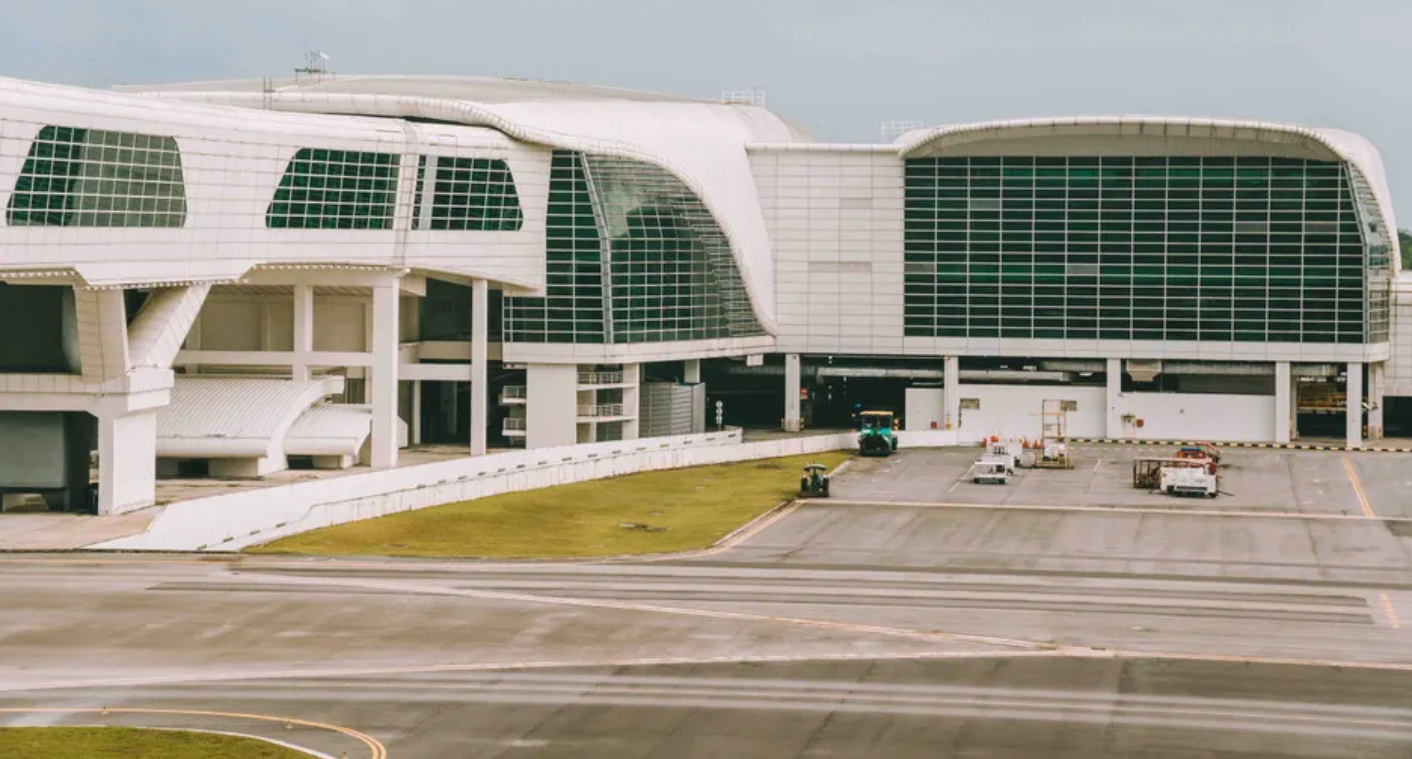 laguardia airport terminal exterior