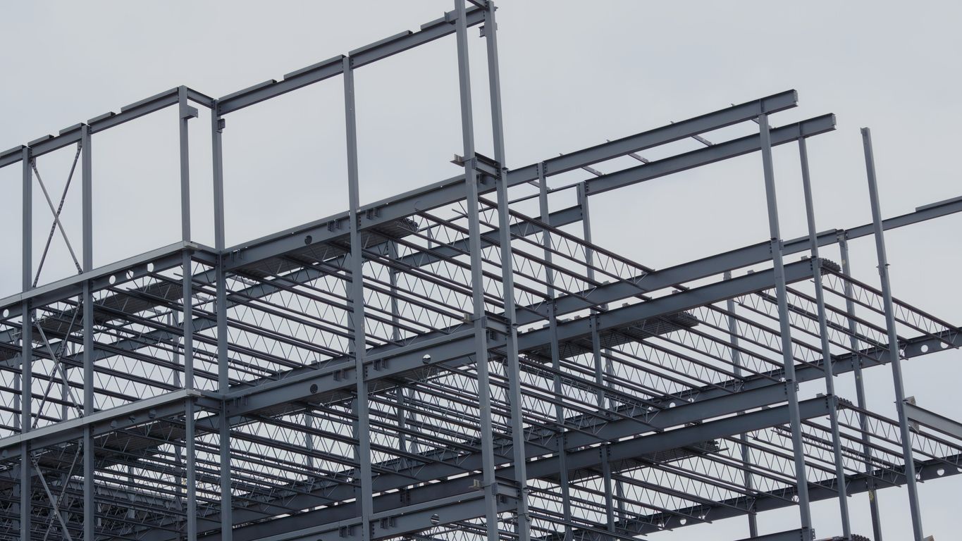 Una fotografía en blanco y negro de un edificio en construcción.