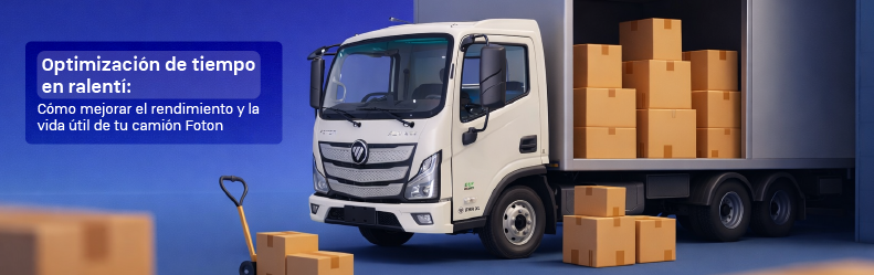 El ralentí prolongado puede afectar el consumo y el desgaste del motor. Aprende a optimizarlo y mejora la vida útil de tu Foton. Un camión de entrega blanco Foton con el área de carga abierta llena de cajas, junto a una carretilla, sobre un fondo azul.