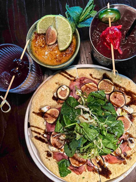 Fig and prosciutto flatbread with cocktails.