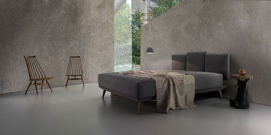 una cucina in legno di color bianco e grigio