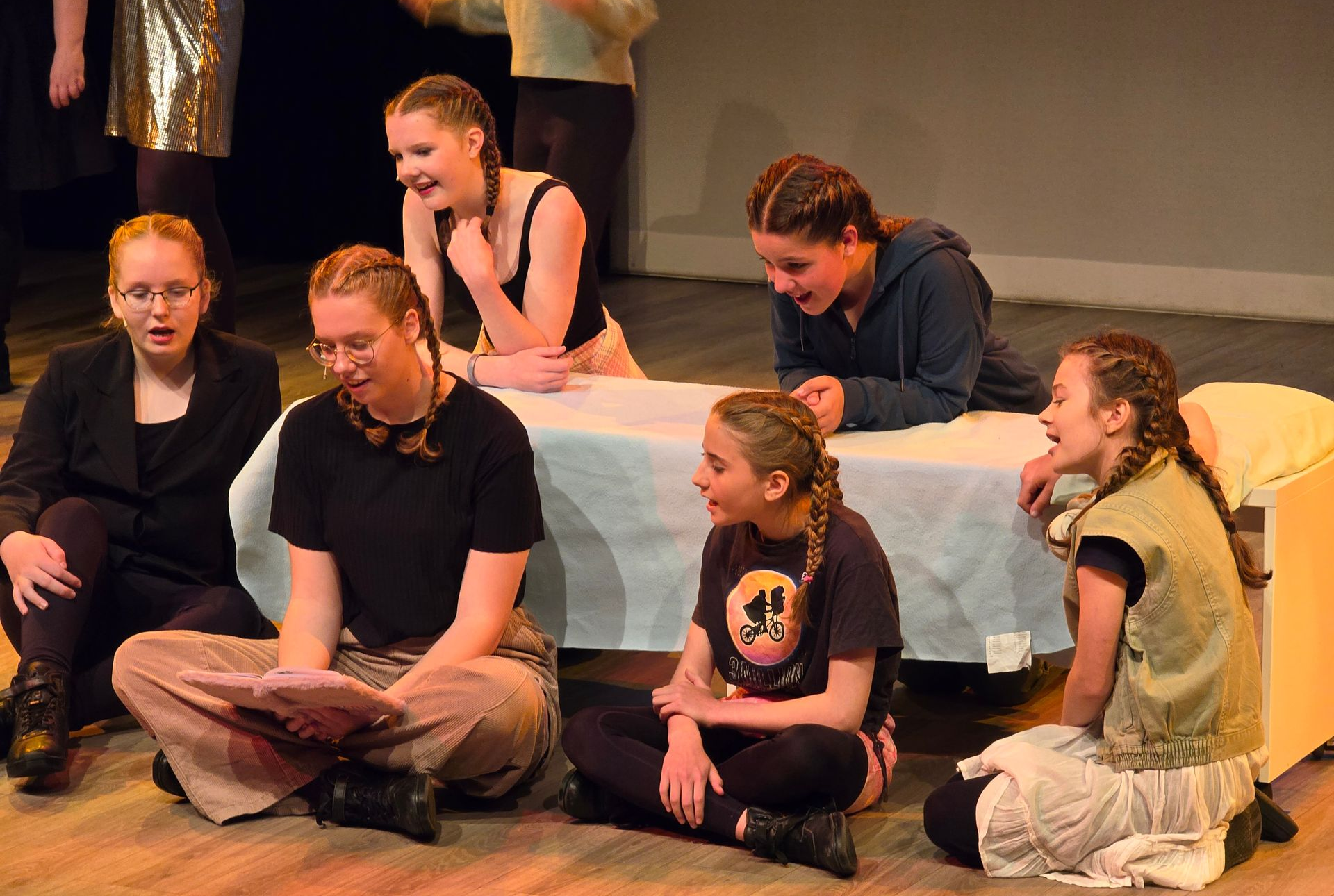 Waarom musical les? Musicalles is de ultieme combinatie-les van dans, zang en spel.  Wat doen we in de musical les? In de musicalles beginnen we met een dans-warming-up. Vervolgens warmen we de stem op d.m.v. improvisatie oefeningen waarbij de kinderen getriggerd worden om zelf creatief te zijn. We werken aan een nummer waarbij we eerst de dans instuderen, daarna de zang en uiteindelijk werken aan de inleving. Ook spelen we scènes. Hierbij moeten de kinderen zich inleven in de scène en ook improviseren. In de laatste maanden van het seizoen werken we toe naar een eindmusical in het theater.