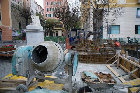 a large metal object sitting in the middle of a street