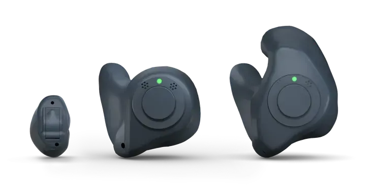 Auricolari wireless bianchi con custodia di ricarica su sfondo bianco