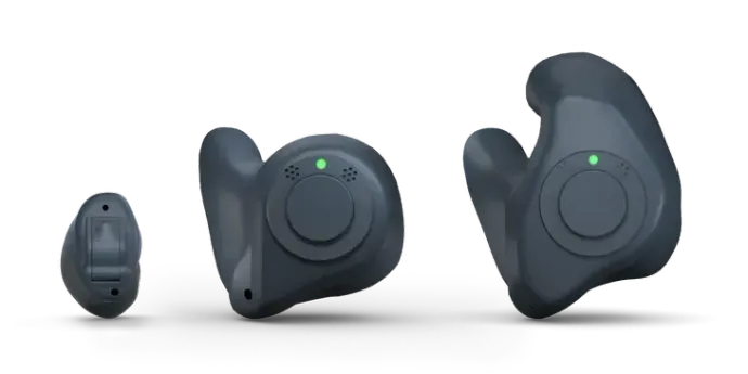Mano robotica bianca con ingranaggi, simbolo di automazione e supporto, su sfondo sfumato blu.