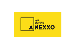 Logotipo amarelo da ANEXXO para autoarmazenamento com um quadrado contornado de preto e texto preto em negrito.