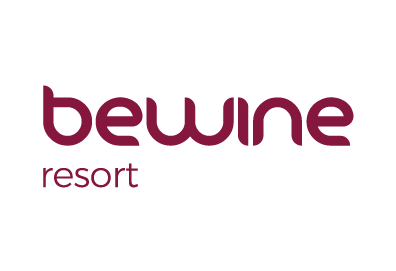 Logotipo do Bewine Resort em tom bordô sobre fundo branco.