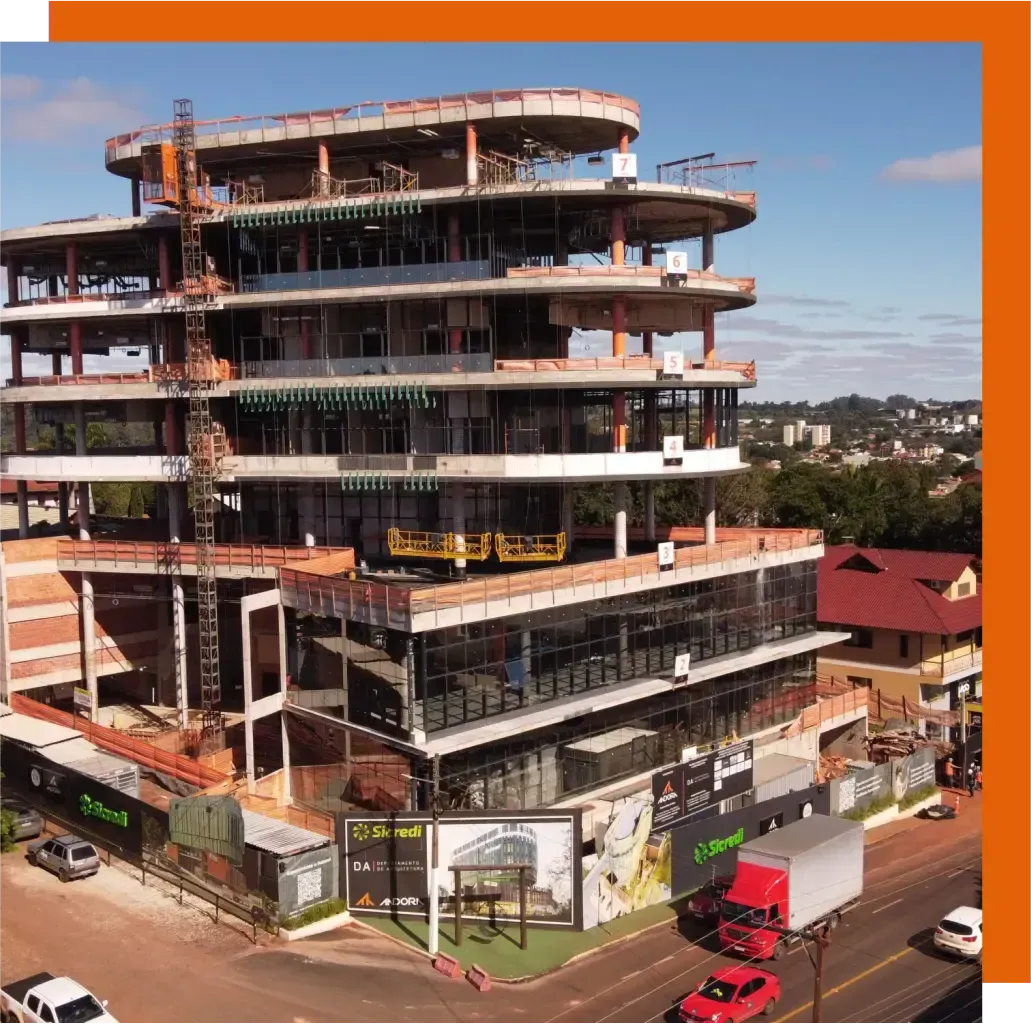 Prédio moderno de vários andares parcialmente construído.