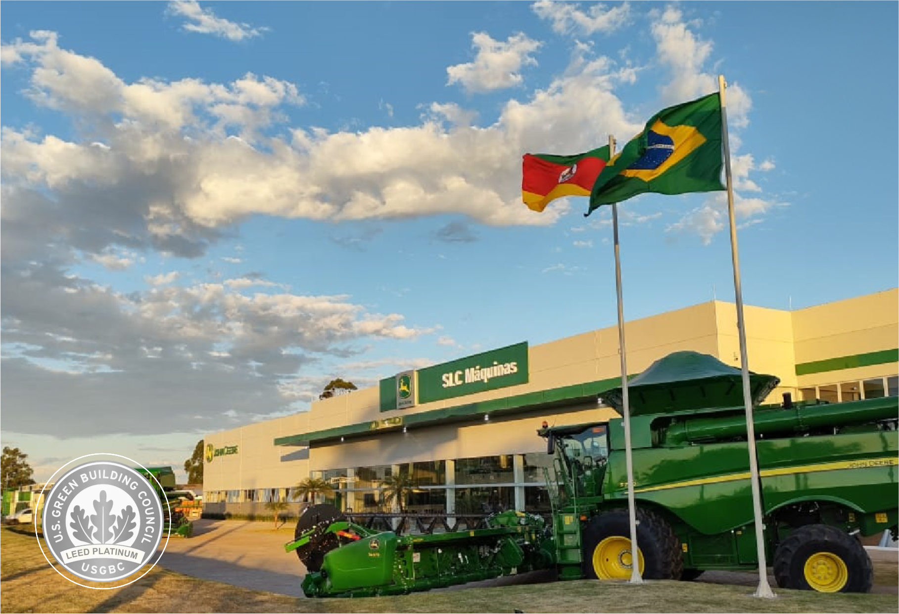 Edifício do Scotiabank com veículos verdes e duas bandeiras ao pôr do sol
