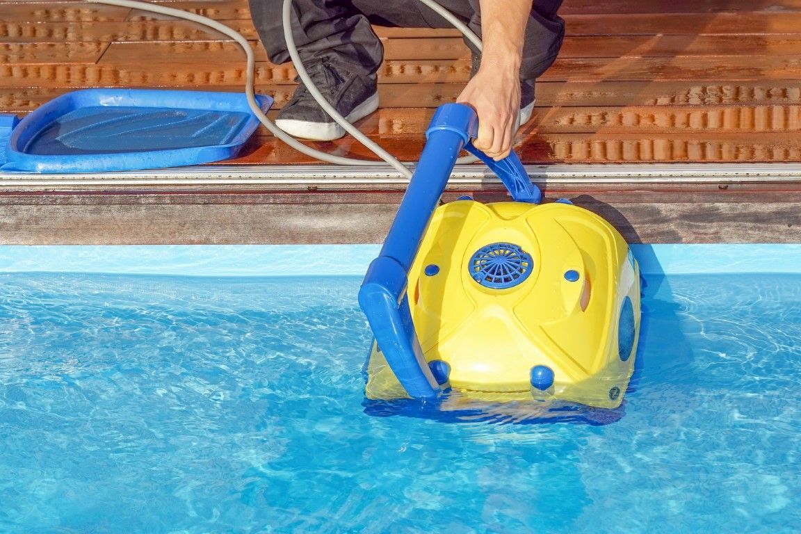 An image of pool cleaner in San Carlos, CA