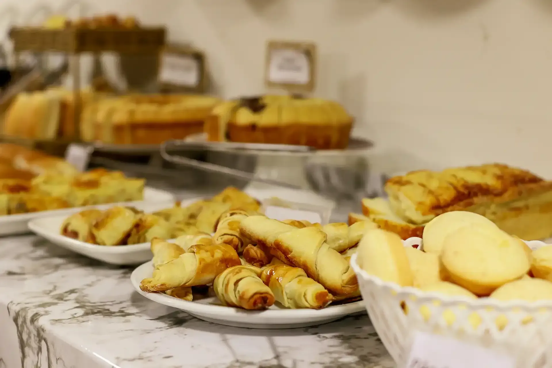 Uma mesa de bufê repleta de uma variedade de doces e bolos. hotel-asa-branca