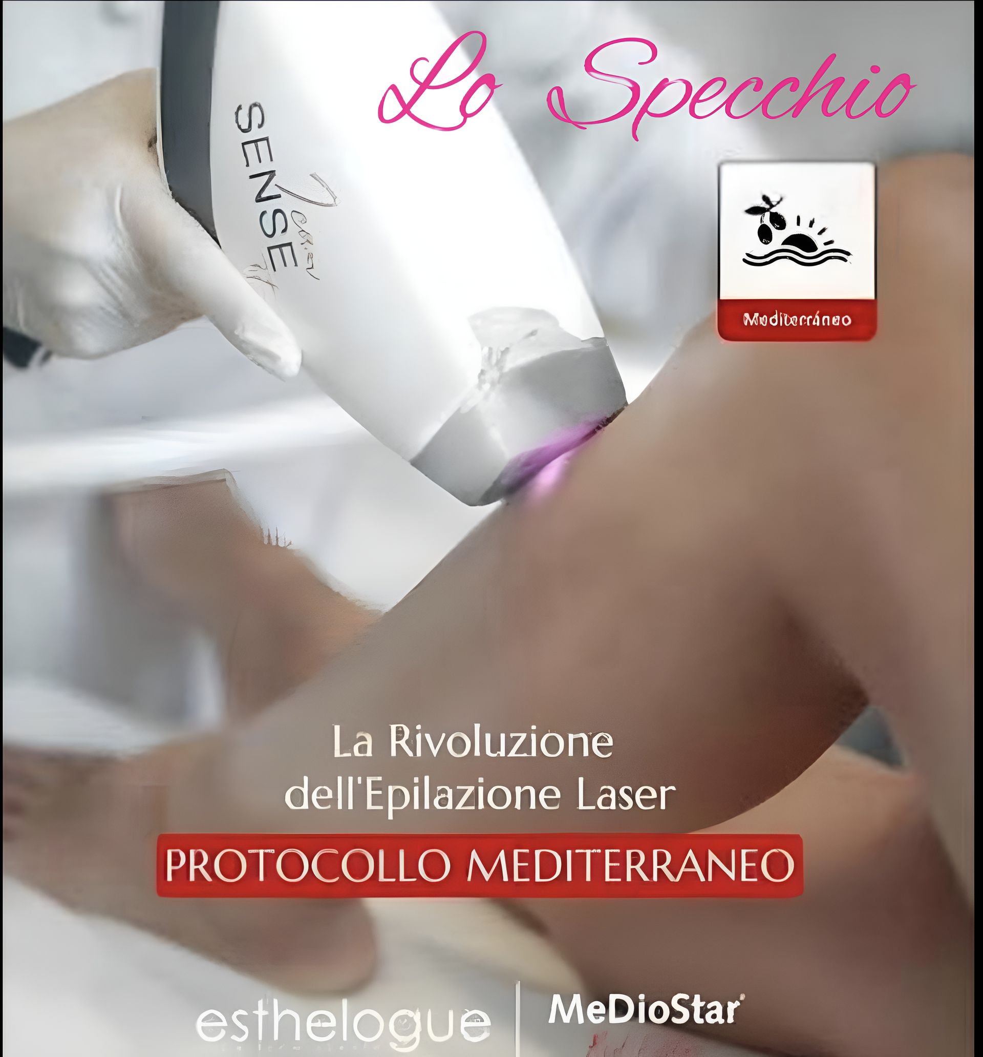 Lastre di vetro verticali di diverse altezze sono disposte in fila sotto un soffitto di lamiera ondulata.