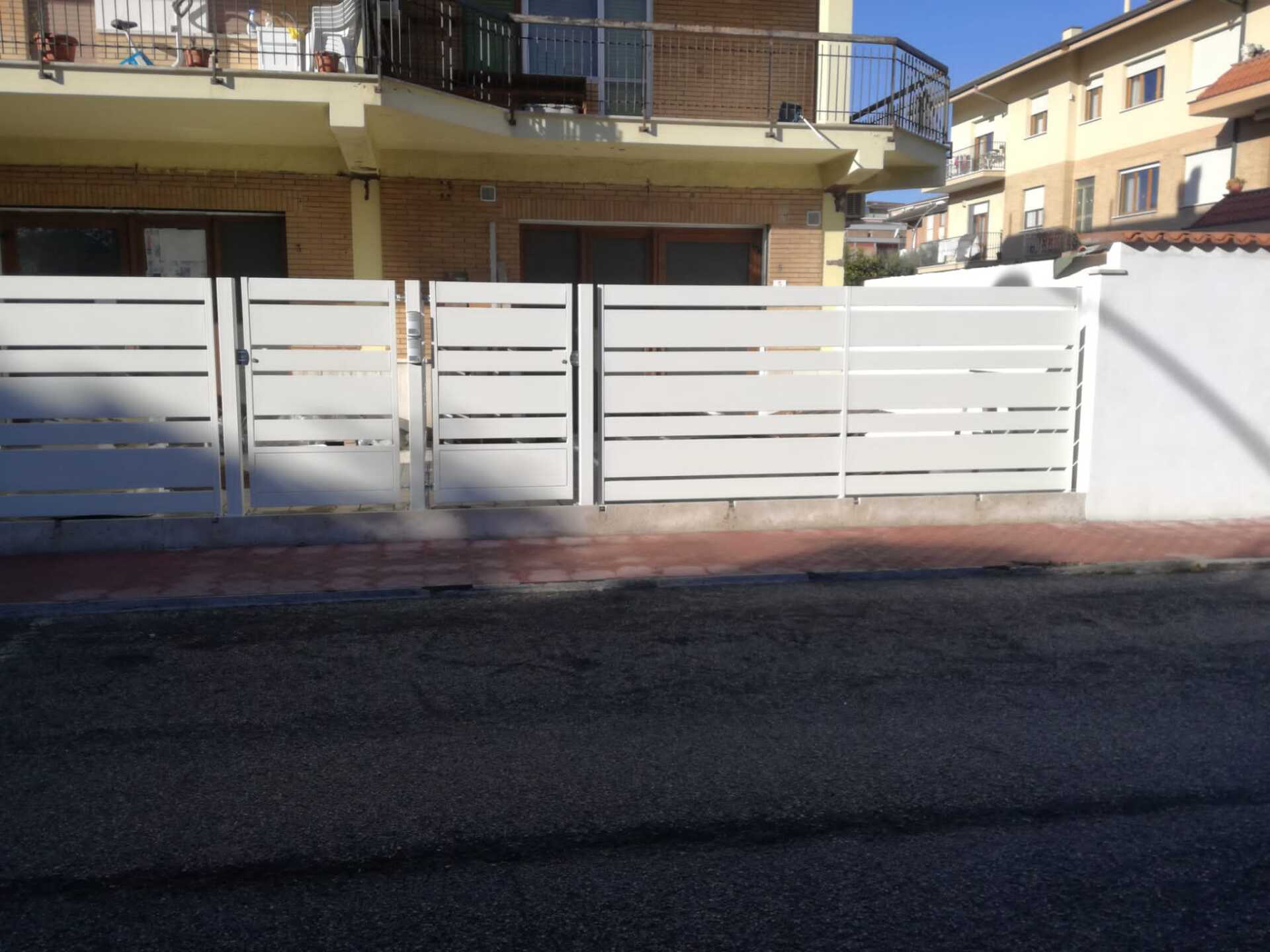 Cancello e recinzione in metallo bianco