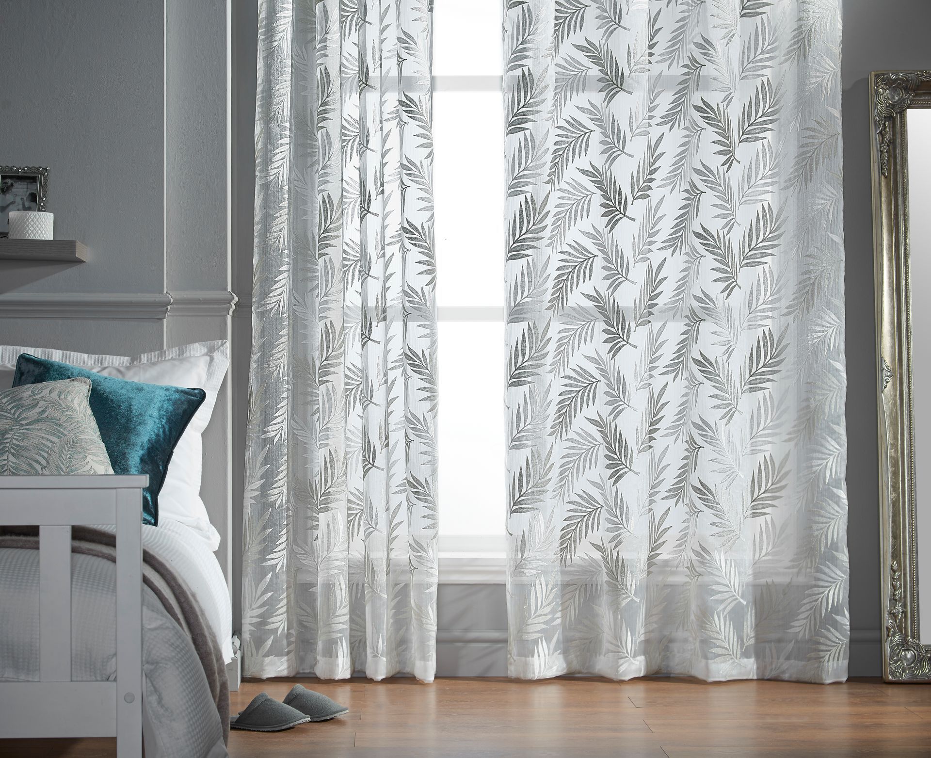Made-to-measure tailored curtains