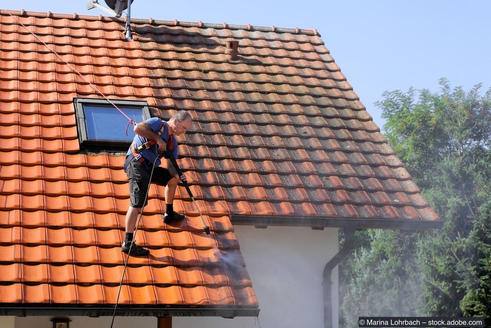 Dakreiniging: grondige verwijdering van mos, vuil en aanslag voor een schoon en duurzaam dak.