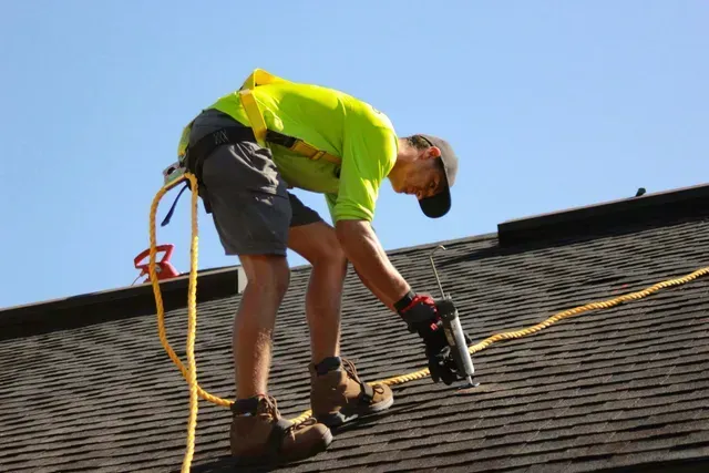 Dakherstelling in Deinze: vakkundige reparatie van beschadigde dakbedekking.