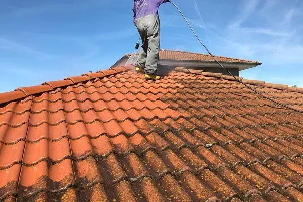 Professionele dakreiniging in Deinze voor een schoon en goed onderhouden dak.