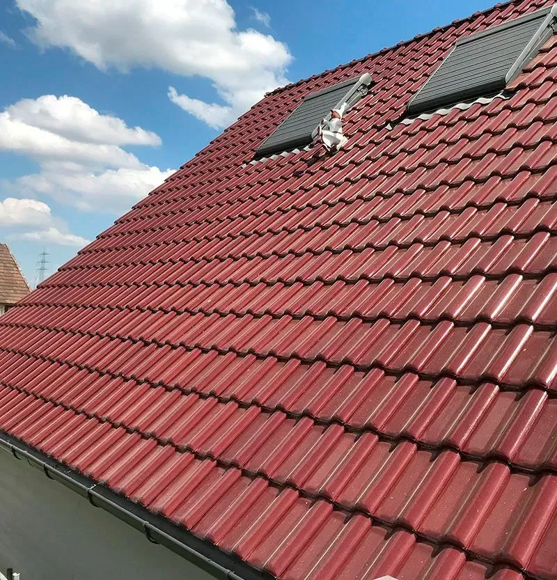 Stevig en stijlvol hellend dak gerealiseerd in Deinze, met oog voor detail en kwaliteit.