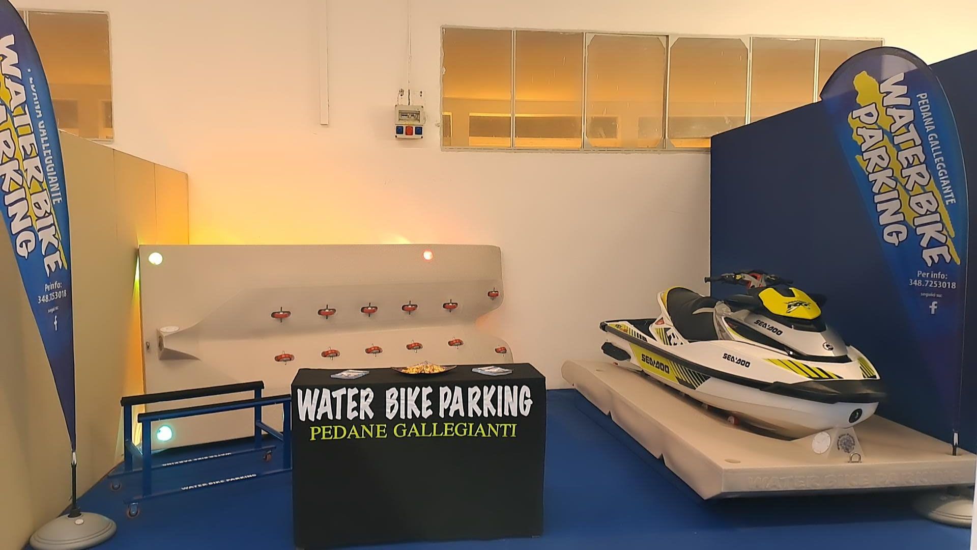 Ripresa interna con una moto d'acqua con la scritta
