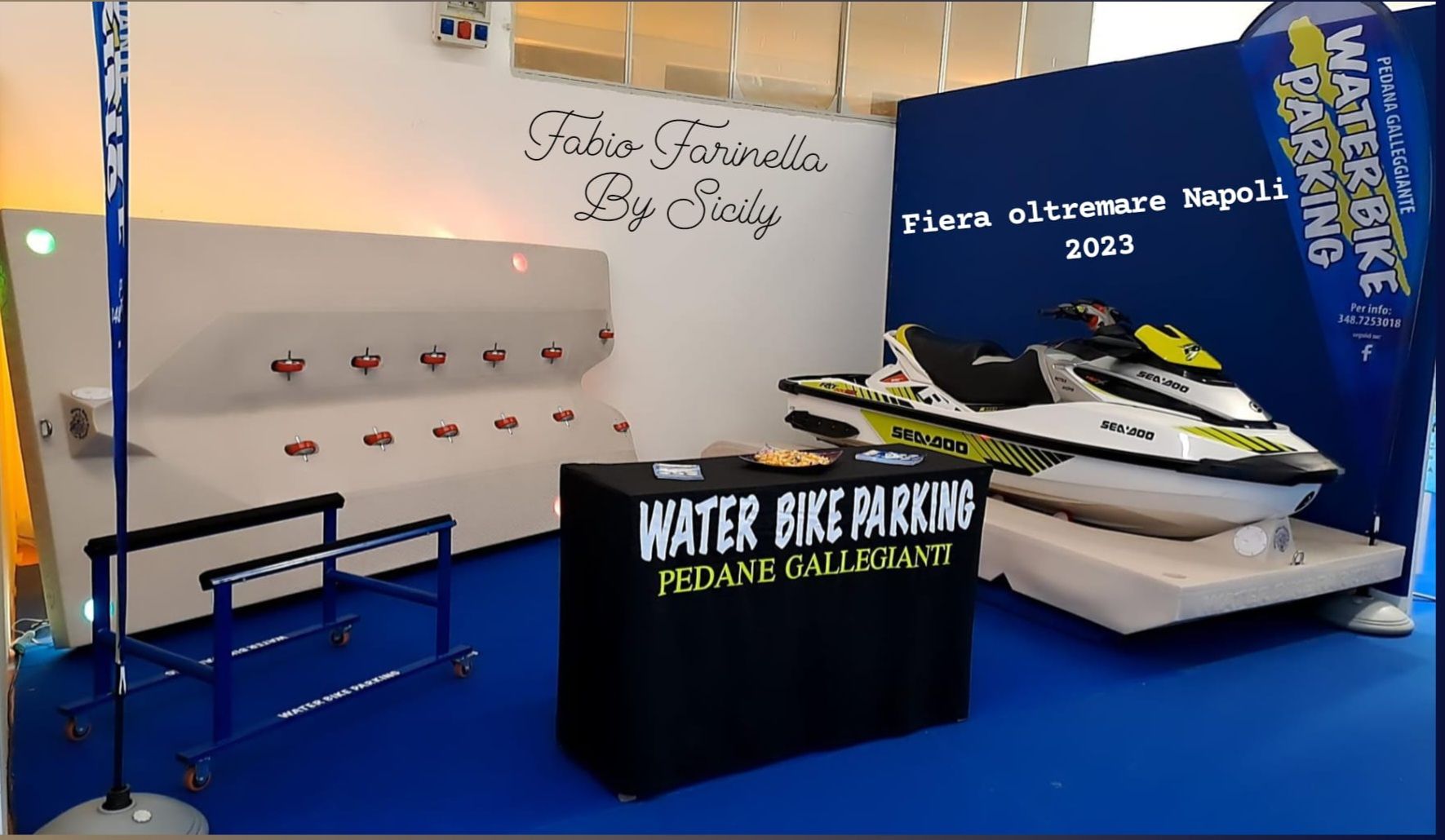 Esposizione di moto d'acqua durante un evento. Presenta una moto d'acqua, un cartello per il parcheggio di moto d'acqua, colori blu e bianco.